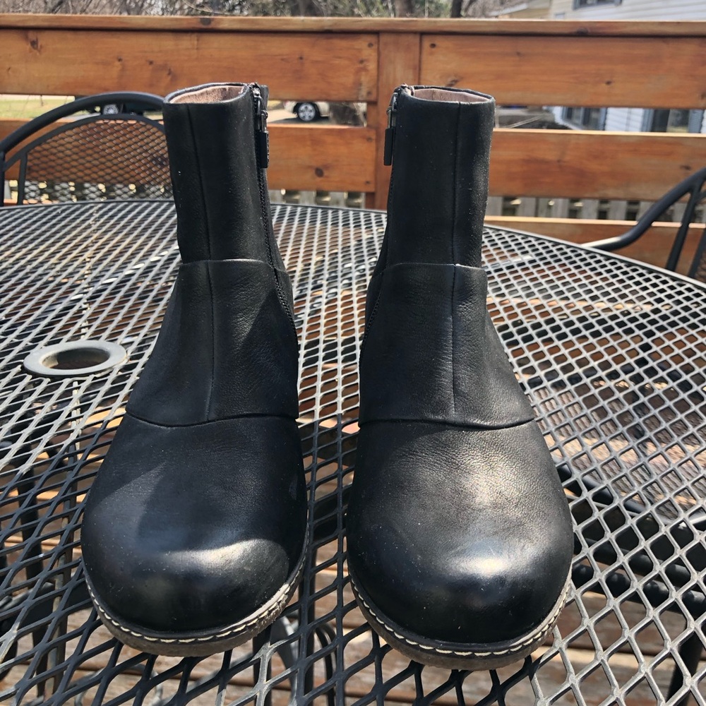 Dansko Black Leather “Lettie” Hidden Wedge Ankle Boots EUC